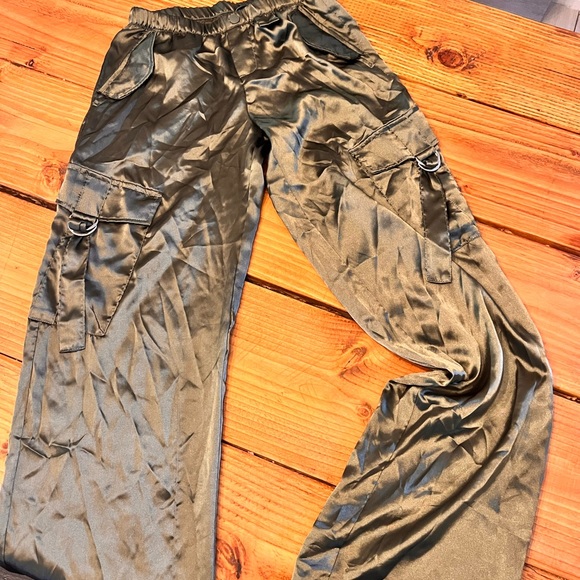 Jogger pants olive green; material satin. H&M - Picture 2 of 4